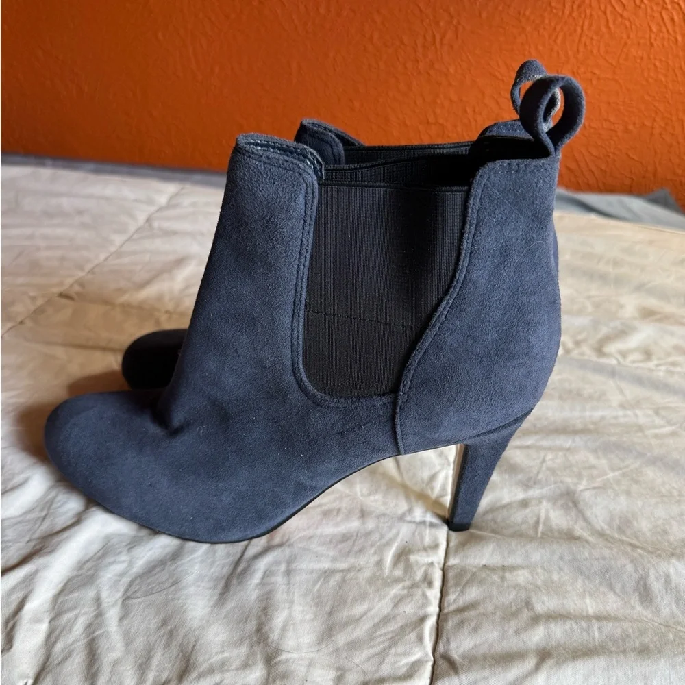 Clarks Carlita Quinn Navy Blue Suede Ankle Bootie Heels, Size 7 - Picture 4 of 14